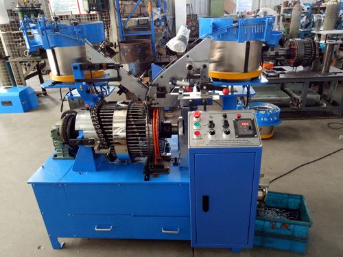 ultimo caso aziendale circa Fornitore tedesco di componenti automobilistici aggiorna la produzione con una macchina avanzata per la fabbricazione di rivetti