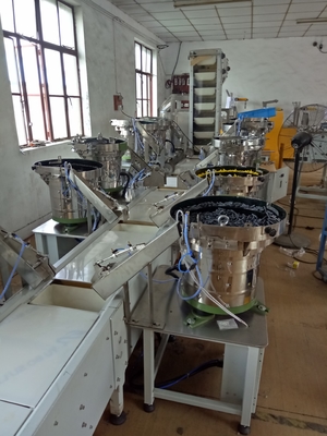 Macchina di imballaggio per rivetti per la produzione su larga scala e di grandi volumi