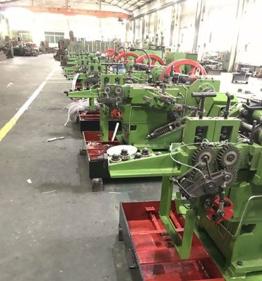 La macchina di abbattimento e di scavo fredda del ribattino, due muore un tipo di quattro colpi